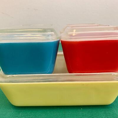 LOT 64  VINTAGE PYREX COLORFUL REFRIGERATOR DISH SET 