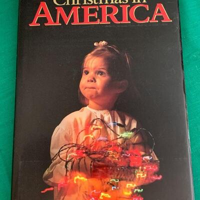 LOT 70  COFFEE TABLE BOOK CHRISTMAS IN AMERICA