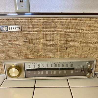 LOT 81 Vintage Zenith Radio AM FM Counter Top 