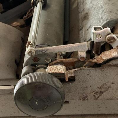 LOT 89 Vintage Royal Typewriter