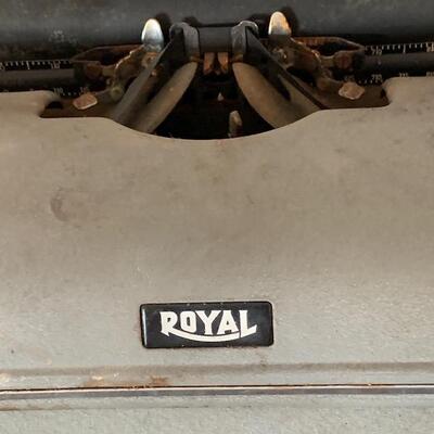 LOT 89 Vintage Royal Typewriter