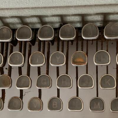 LOT 89 Vintage Royal Typewriter