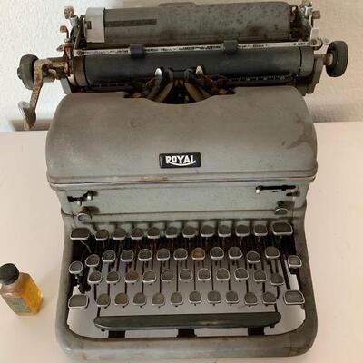 LOT 89 Vintage Royal Typewriter