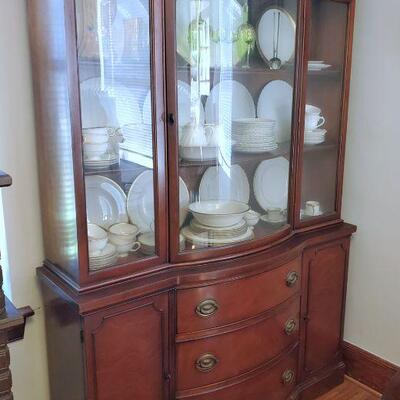 Drexel Heritage Bow Front Georgian Style Chine Cabinet