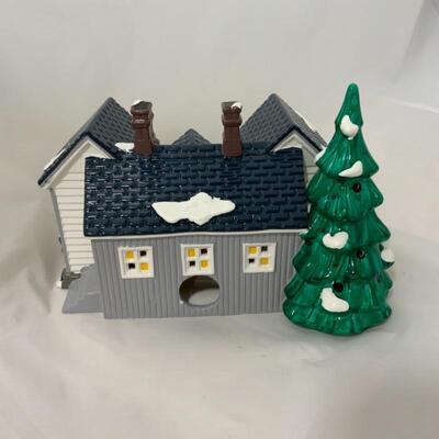 (28) Dept 56 | Grandma’s Cottage (1992) | Retired