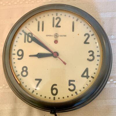 LOT 160 ANTIQUE ART DECO WALL CLOCK