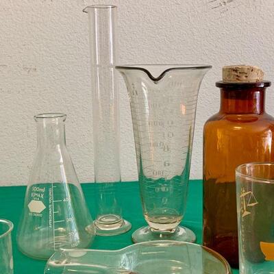 LOT 173 VINTAGE SCIENCE LAB GLASS & MEDICAL THEME ITEMS