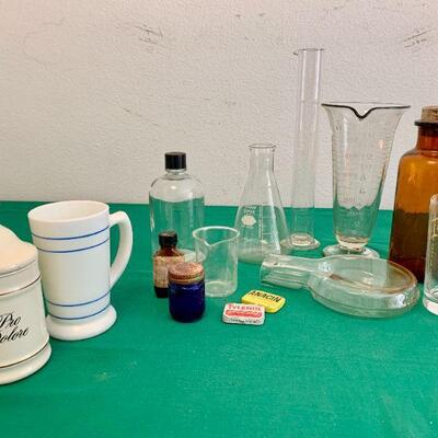 LOT 173 VINTAGE SCIENCE LAB GLASS & MEDICAL THEME ITEMS