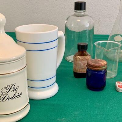 LOT 173 VINTAGE SCIENCE LAB GLASS & MEDICAL THEME ITEMS