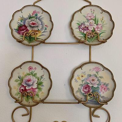 LOT 186 SET OF 4 DECORATOR PLATES & HOLDER