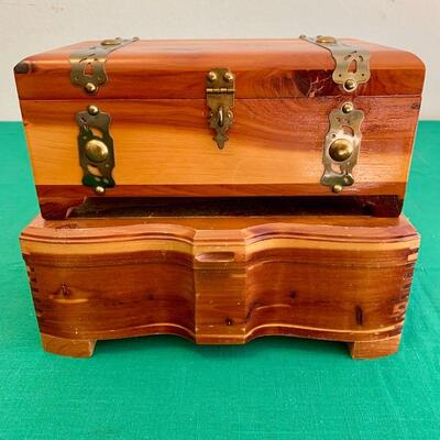 LOT 190 VINTAGE SMALL CEDAR BOXES