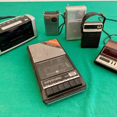 LOT 191 VINTAGE GROUP OF ELECTRONICS TRANSISTOR RADIOS CLOCK RADIOS & CASSETTE RECORDER