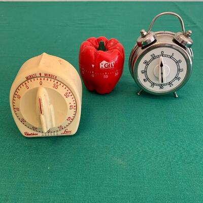 LOT 195 VINTAGE GROUP OF KITCHEN TIMERS