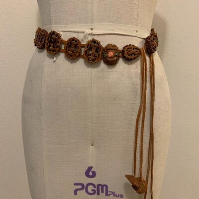 LOT 197 VINTAGE CARVED WALNUT SLICES TIE BELT