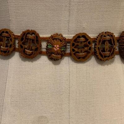 LOT 197 VINTAGE CARVED WALNUT SLICES TIE BELT