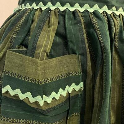 LOT 202 PRETTY WITH POCKETS VINTAGE APRONS