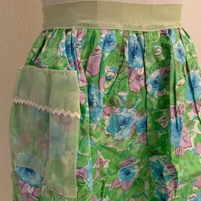 LOT 202 PRETTY WITH POCKETS VINTAGE APRONS