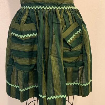 LOT 202 PRETTY WITH POCKETS VINTAGE APRONS