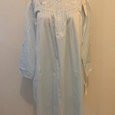 LOT 210 NWT PALE BLUE MISS ELAINE NIGHTGOWN & ROBE