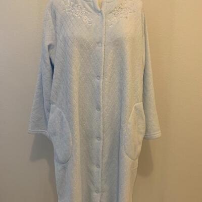 LOT 210 NWT PALE BLUE MISS ELAINE NIGHTGOWN & ROBE