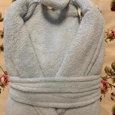 LOT 222 FLUFFY ROBE NANETTE LEPORE GIFT FOLDED