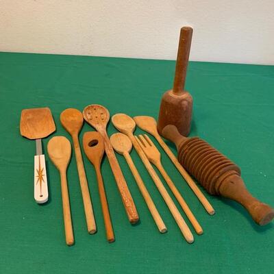 LOT 229 Vintage Kitchen Utensils Wooden Spoon Knives Cleaver 18 Items