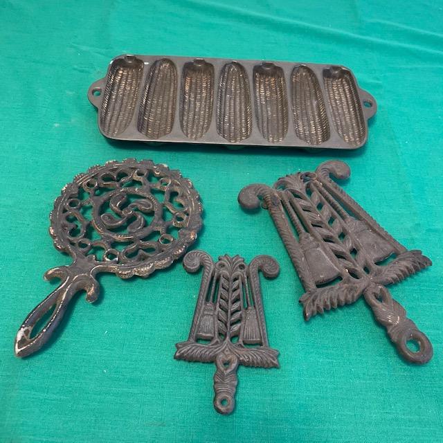 LOT 230 Vintage Cast Iron Kitchen Trivets & Corn Bread Pan