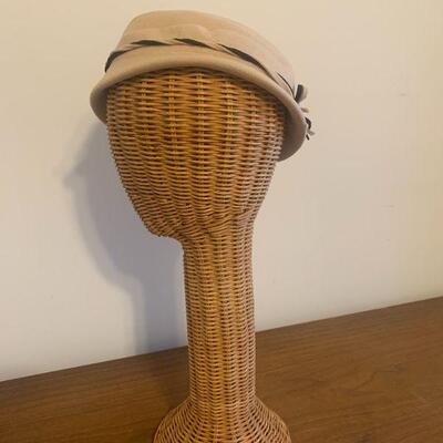 LOT 231 VINTAGE LADIES BEIGE FELT HAT