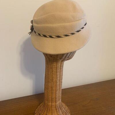 LOT 231 VINTAGE LADIES BEIGE FELT HAT