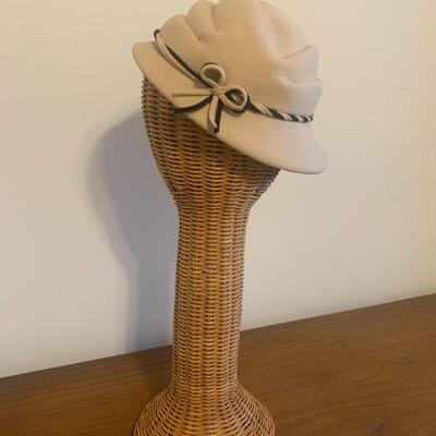 LOT 231 VINTAGE LADIES BEIGE FELT HAT