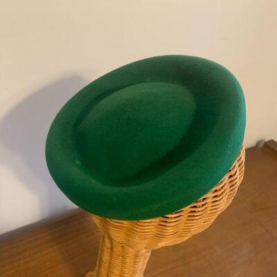 Lot 234 VINTAGE GREEN PILL BOX HAT 