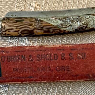 LOT 247 ANTIQUE STRAIGHT RAZOR IN BOX HORSE & HORSE SHOE