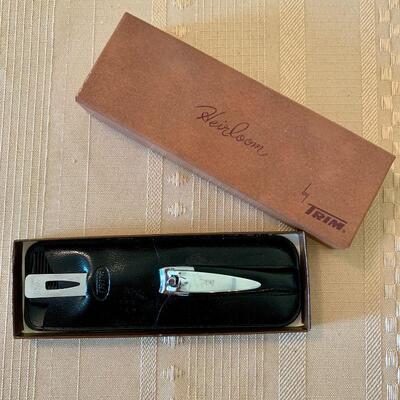 LOT 248 VINTAGE GIFT SET NAIL FILE & CLIPPER BY TRIM 