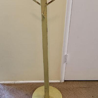 LOT 253 VINTAGE CHILDS WOODEN COAT STAND 
