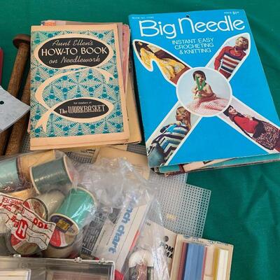 LOT 256 BIG NEEDLES VINTAGE KNITTING & CROCHET GROUP 