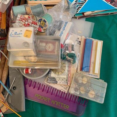 LOT 256 BIG NEEDLES VINTAGE KNITTING & CROCHET GROUP 
