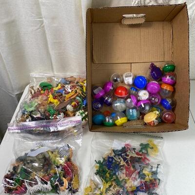 Lot# 209 s Huge Lot Vintage Plastic Toy Figures Military Farm Western Gumball Machine Eggs These Are Unsorted 