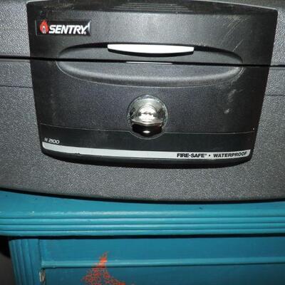 SENTRY SAFE WITH KEY