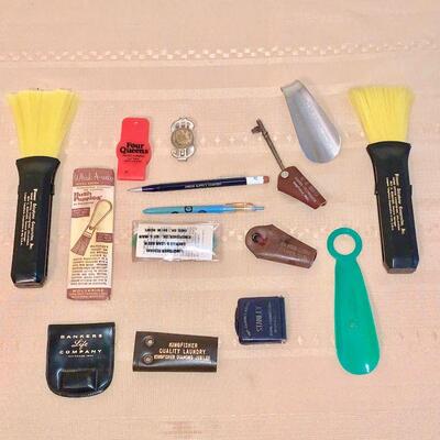 LOT 262  GROUP OF VINTAGE CUSTOMER PREMIUMS BUSINESS ADVERTISING