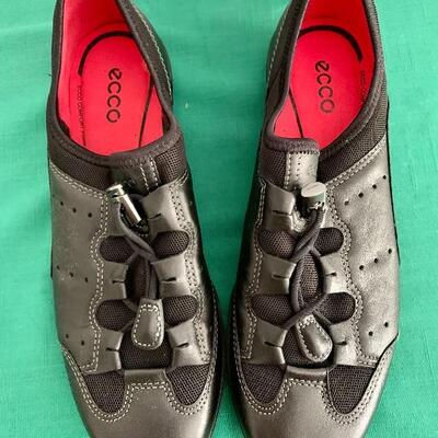 Lot 270 ECCO SLIP ONS LIKE NEW LADIES SIZE 9-9.5