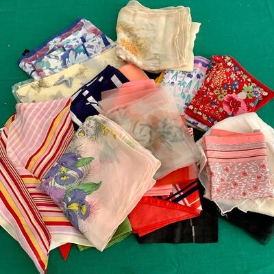 LOT 272 GROUP OF LADIES VINTAGE SCARVES 