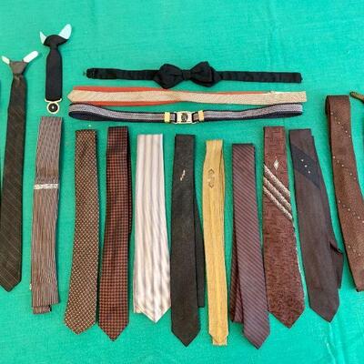 LOT 276 FABULOUS GROUP OF MEN'S SKINNING TIES VINTAGE LATE 50S EARLY 60S HIPSTER MOD 