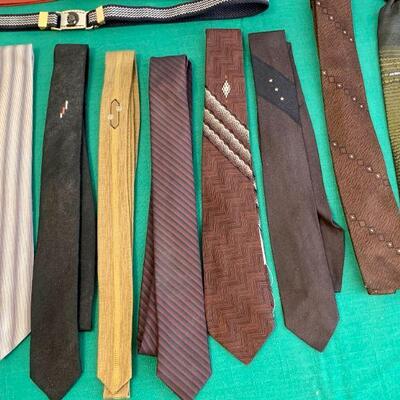 LOT 276 FABULOUS GROUP OF MEN'S SKINNING TIES VINTAGE LATE 50S EARLY 60S HIPSTER MOD 