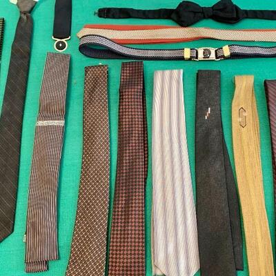 LOT 276 FABULOUS GROUP OF MEN'S SKINNING TIES VINTAGE LATE 50S EARLY 60S HIPSTER MOD 