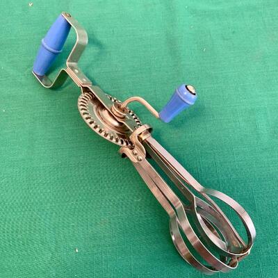 LOT 277 VINTAGE EGG BEATER BLUE HANDLE & RIVAL HAND HELD BLENDER