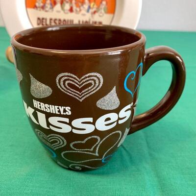 LOT 279 CHOCOLATE LOVERS GROUP OREO ICE CREAM BOWLS HOT CHOCOLATE CUP HERSEY'S KISSES CUP