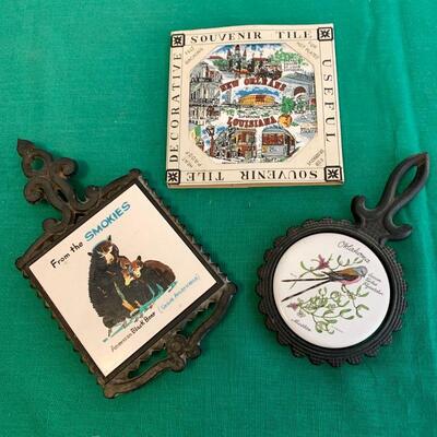LOT 280  VINTAGE SOUVENIR TILES 2 W/TRIVETS