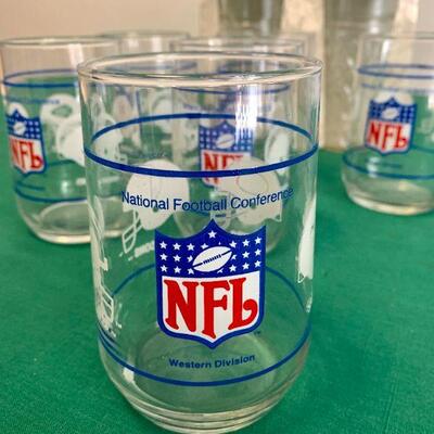 LOT 287  VINTAGE NFL GLASSES & SET OF GLASS TUMBLERS
