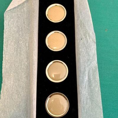 LOT 289  VINTGE VELVET WALL FRAME HOLDS 4 ROUND PICTURES