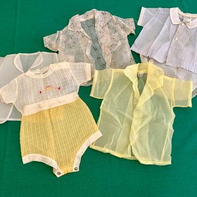LOT 297 GROUP OF VINTAGE CRINKLE NYLON BABY CLOTHES SETS & SHIRTS